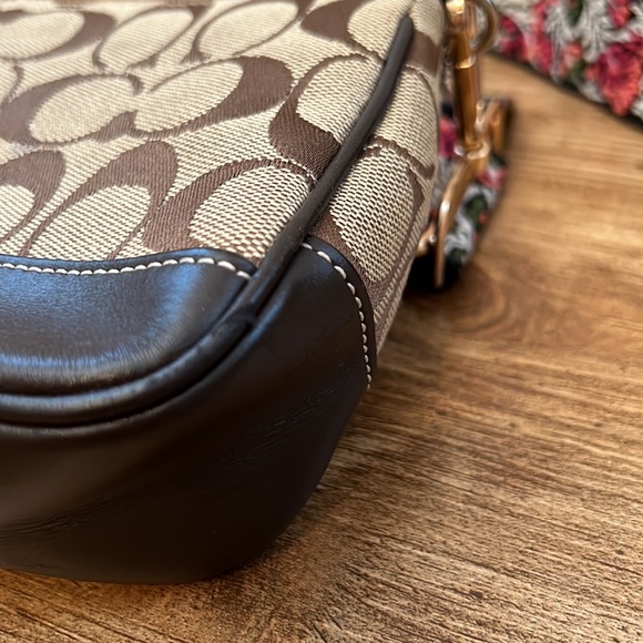 ✨Sold✨ Coach Brown Signature Print Bag With Replaced Guitar Crossbody Strap - Picture 11 of 15